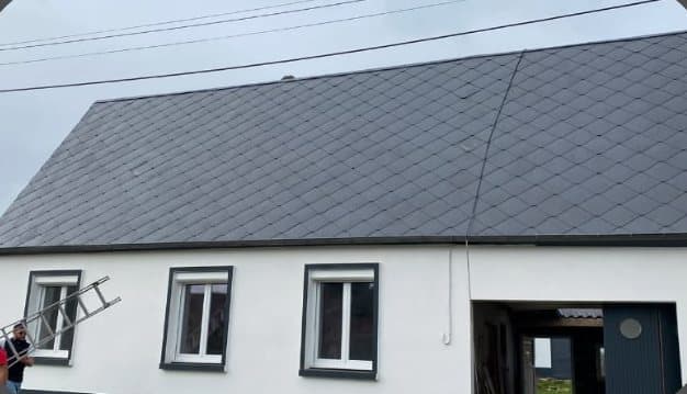 La même longère, toiture rénovée et façade blanche