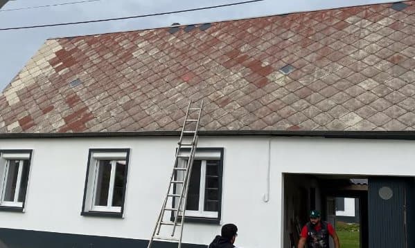 Longère à la toiture couverte de mousse avant travaux
